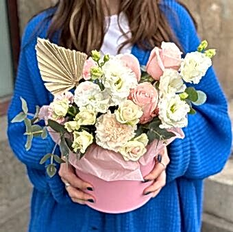 Нежная Композиция с Диантусами и Розами