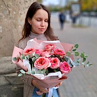 Монобукет из 9 Роз Мандарин и Эвкалипта
