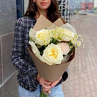 Букет с Розами и Матрикарией "Нежная Жемчужина"