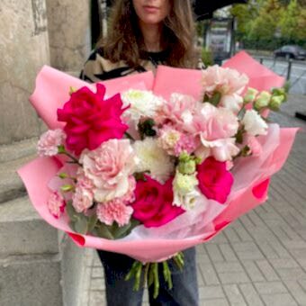 Букет с Диантусами и Французскими Розами "Классический Розовый"