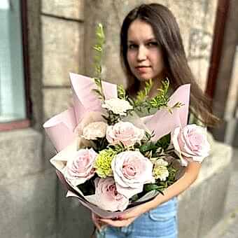Букет с Розами и Диантусами "Розовое Очарование"