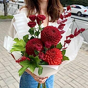 Букет с Георгинами и Кустовой Розой "Бархат"