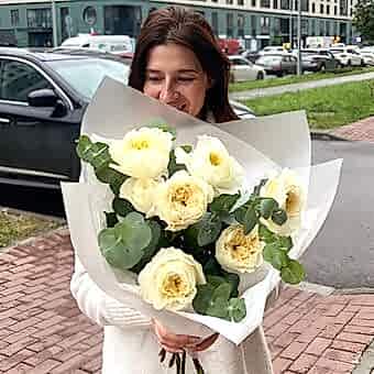 Букет Ароматных Пионовидных Роз с эвкалиптом "Непревзойденная Красота"