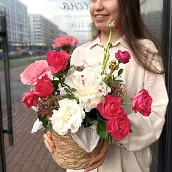 Цветочная Композиция в Корзине с Пионом и Розами