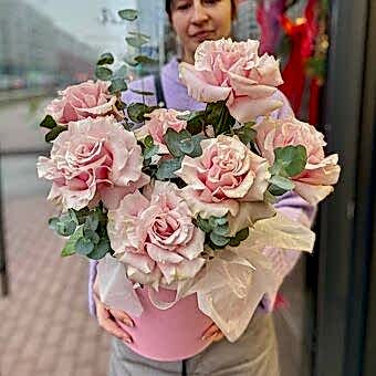 Композиция в Шляпной Коробке с Французскими Розами Пинк Мондиаль