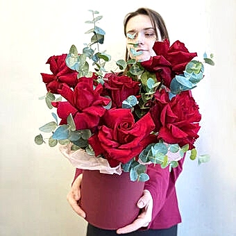 Композиция в Шляпной Коробке с Красными Французскими Розами
