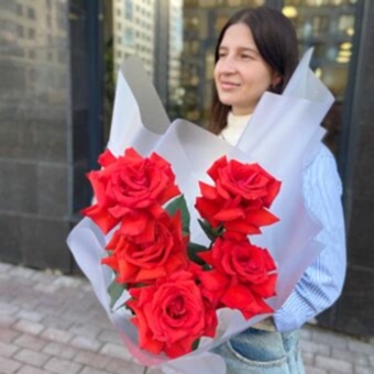 Букет из 5 Французских Роз Нина "Кармин"