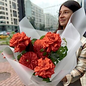 Букет с Французскими Розами Нина и Георгинами