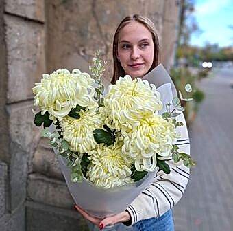 Букет 5 Белых Хризантем Виена с Эвкалиптом