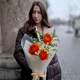 Букет с Ранункулюсами и Матрикарией
