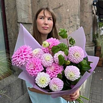 Букет 11 Бело-Сиреневых Георгин с Ветками Малины