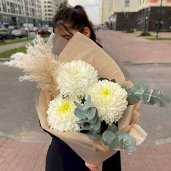 Букет с Хризантемами и Эвкалиптом "Белый Мишка"
