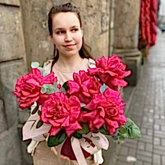 Композиция в Шляпной Коробке с Французскими Розами Пинк Флойд